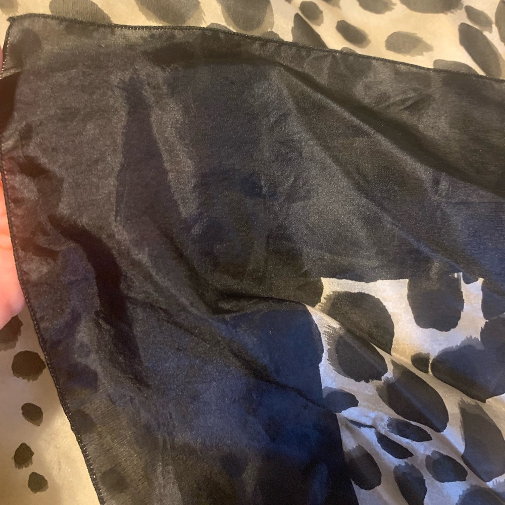 Leopard Scarf - Picture 2 of 3